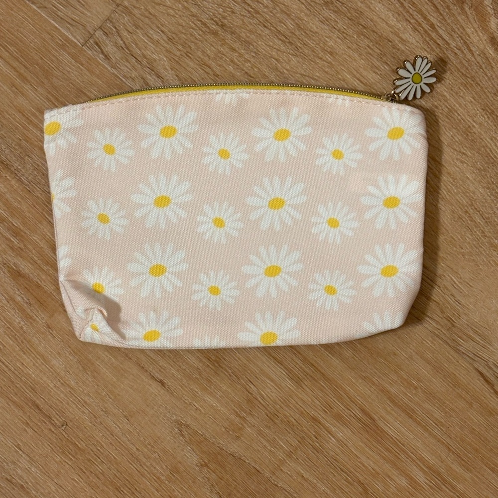 Makeup skincare Daisy Floral Print Pouch w metal Daisy charm 🩶2/10🩶